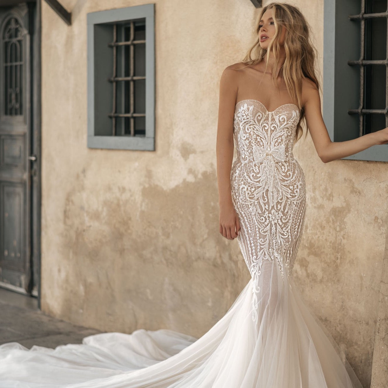 Robe Marielle is a truly extraordinary wedding gown with its beautiful lace and mermaid silhouette, perfect for celebrating a special day with sophistication and style. From its eye-catching elegance to its exquisite detailing, this gown is sure to make an unforgettable statement.