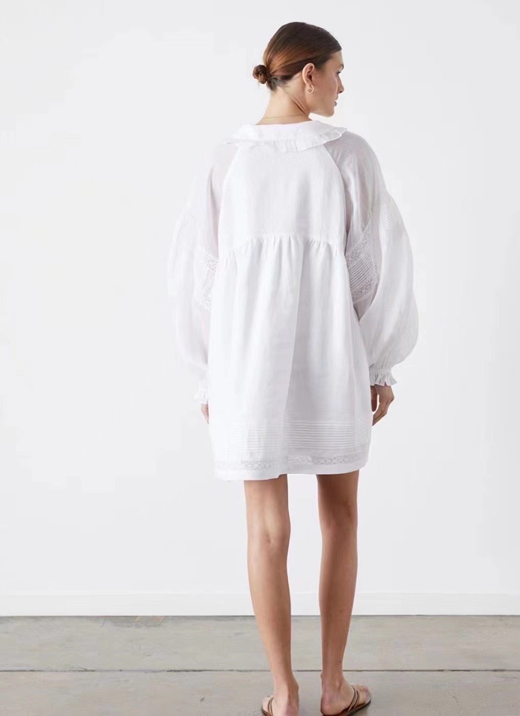 Indulge in luxury with our Robe en lin Ally. Crafted from the finest linen, this elegant dress is perfect for casual resort wear. Its timeless design exudes sophistication and exclusivity, making you stand out in any setting. Elevate your style with this piece that seamlessly combines comfort and high-end fashion.