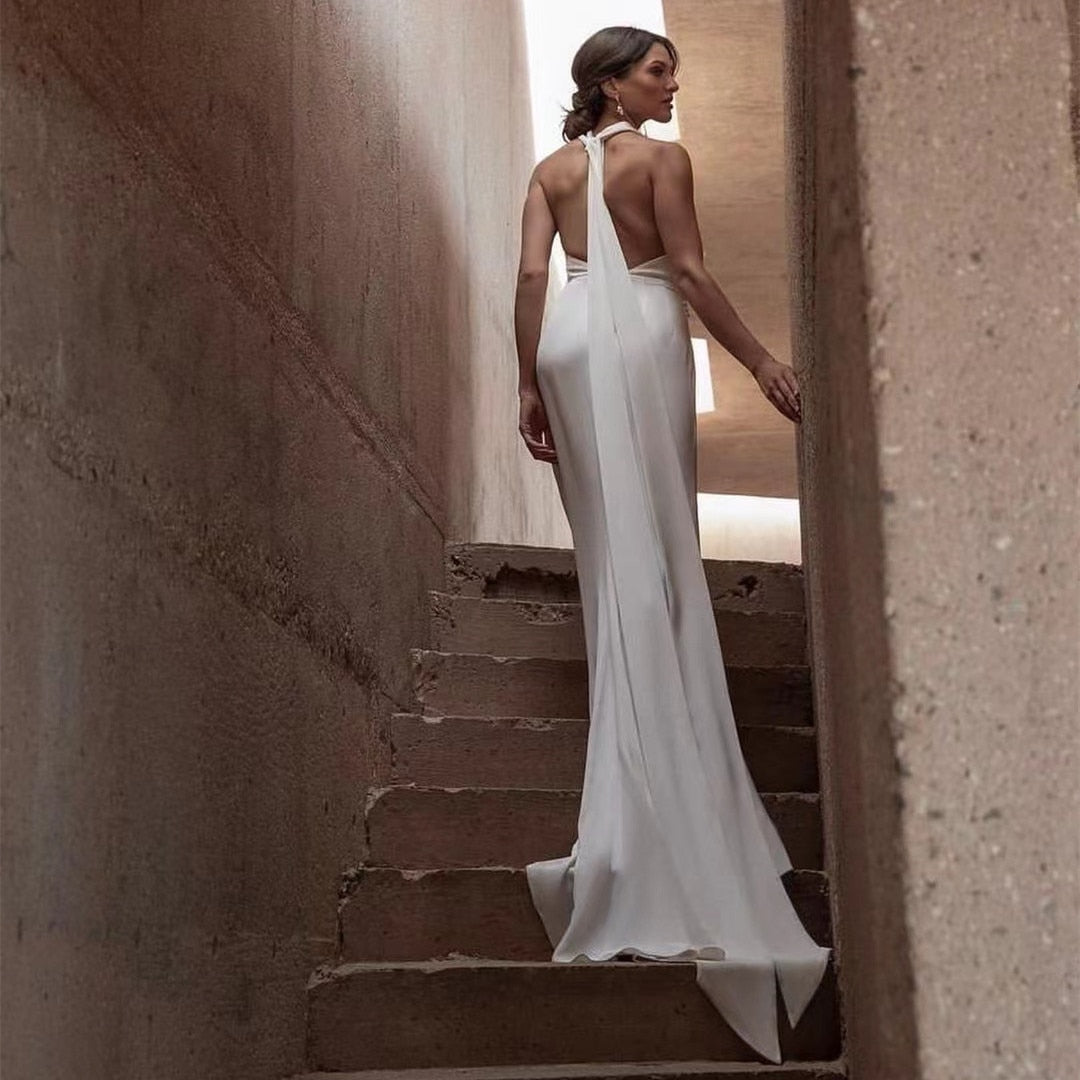 The Robe Julane is a stunning evening bridal gown that exudes elegance and sophistication. Made from luxurious civil satin, it will make you feel confident and beautiful on your special day. Perfect for any bride looking for a touch of glamour and luxury.