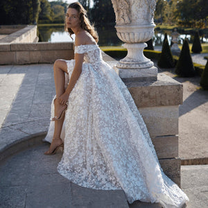 Look the part on your special day in the Robe Peggy, a beautiful bridal gown featuring thoughtfully crafted details that will take your look to the next level! From a timeless silhouette to intricate details, this gown is sure to make a statement. So turn heads and have the best wedding ever!