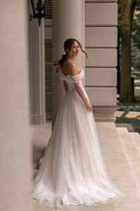 Experience true fairytale beauty with our Robe Aliza! This bridal princess gown will make you feel like a real-life princess on your special day. With its elegant design and luxurious fabric, you'll be the center of attention as you walk down the aisle. Complete your dream wedding look with Robe Aliza!