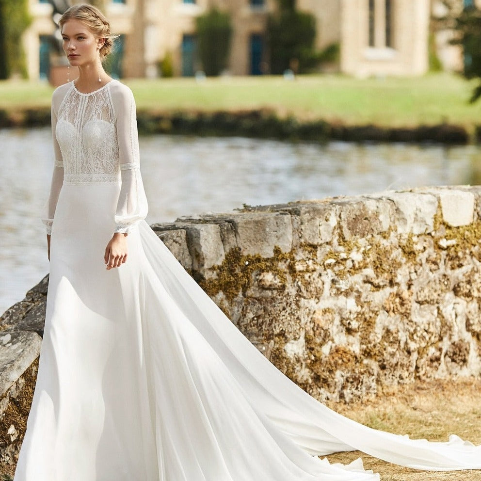 Make your wedding dreams come true in the stunning Robe Jae. This princess-style gown features a simple and relaxed silhouette for the perfect balance of classic beauty and modern style. Make your special day even more magical in this luxurious bridal gown.