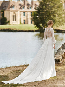 Make your wedding dreams come true in the stunning Robe Jae. This princess-style gown features a simple and relaxed silhouette for the perfect balance of classic beauty and modern style. Make your special day even more magical in this luxurious bridal gown.