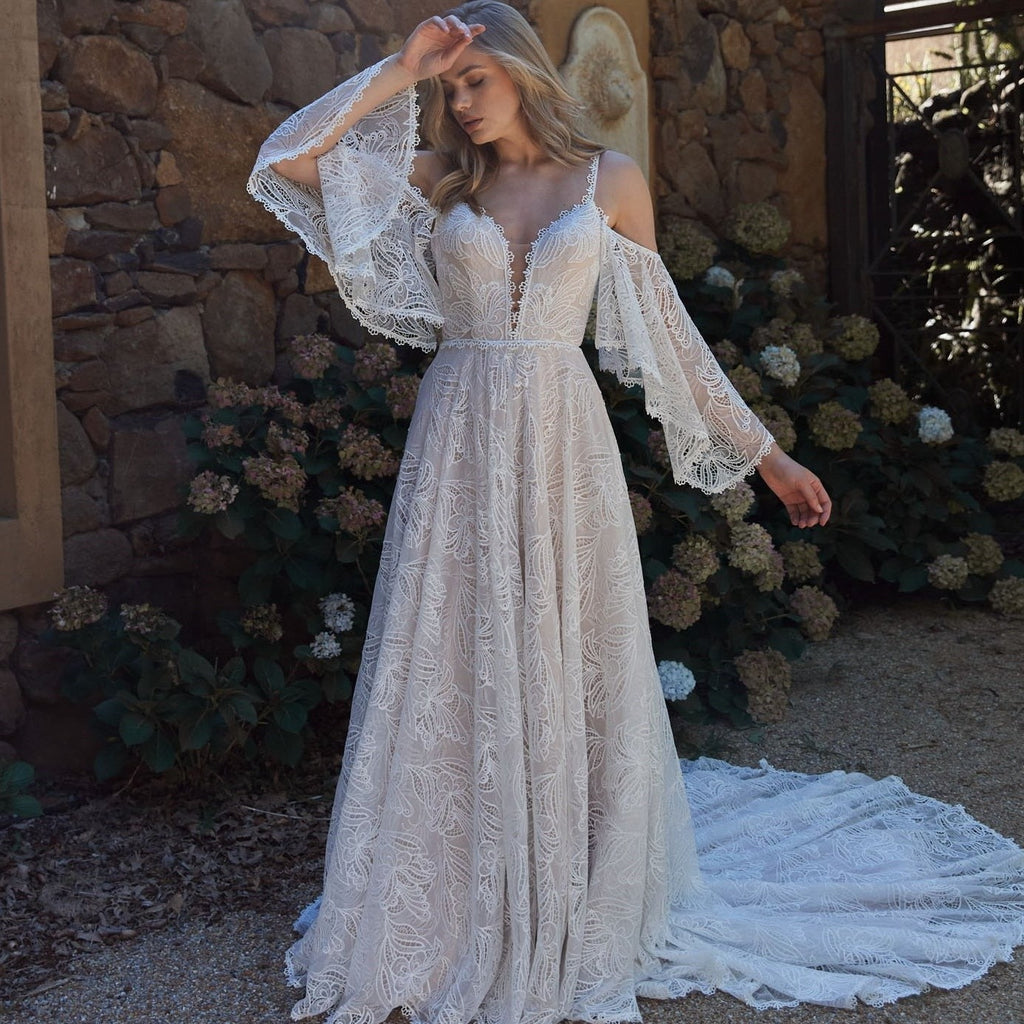 "Be the boho mermaid bride of your dreams in the Robe Malibu. This lace gown will make you feel like you're floating on the waves as you say "I do". With a touch of whimsy and a hint of romance, this dress is perfect for the free-spirited bride."