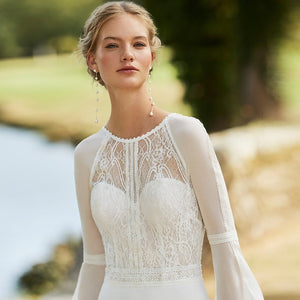 Make your wedding dreams come true in the stunning Robe Jae. This princess-style gown features a simple and relaxed silhouette for the perfect balance of classic beauty and modern style. Make your special day even more magical in this luxurious bridal gown.