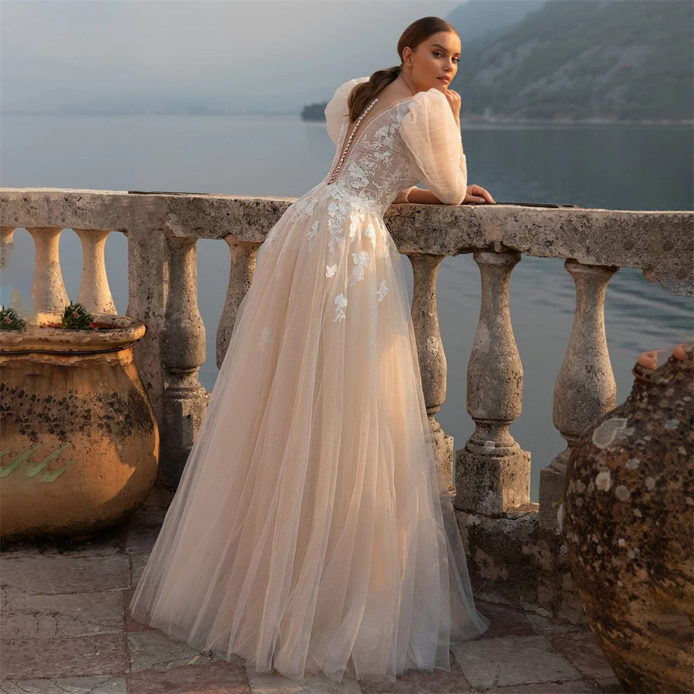 Say "Ciao" to the most enchanting dress of your dreams, the Robe Wrenley! This elegant bridal tulle dress will transport you to a fantasy Italy wedding, making you feel like you're living a dream. Perfect for the bride who wants to add a touch of magic to her special day.