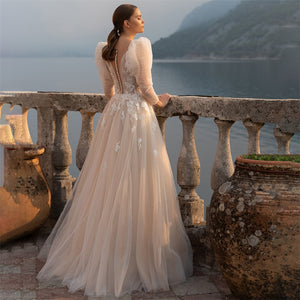 Say "Ciao" to the most enchanting dress of your dreams, the Robe Wrenley! This elegant bridal tulle dress will transport you to a fantasy Italy wedding, making you feel like you're living a dream. Perfect for the bride who wants to add a touch of magic to her special day.