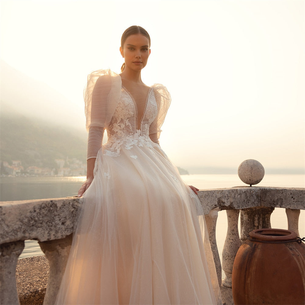 Say "Ciao" to the most enchanting dress of your dreams, the Robe Wrenley! This elegant bridal tulle dress will transport you to a fantasy Italy wedding, making you feel like you're living a dream. Perfect for the bride who wants to add a touch of magic to her special day.