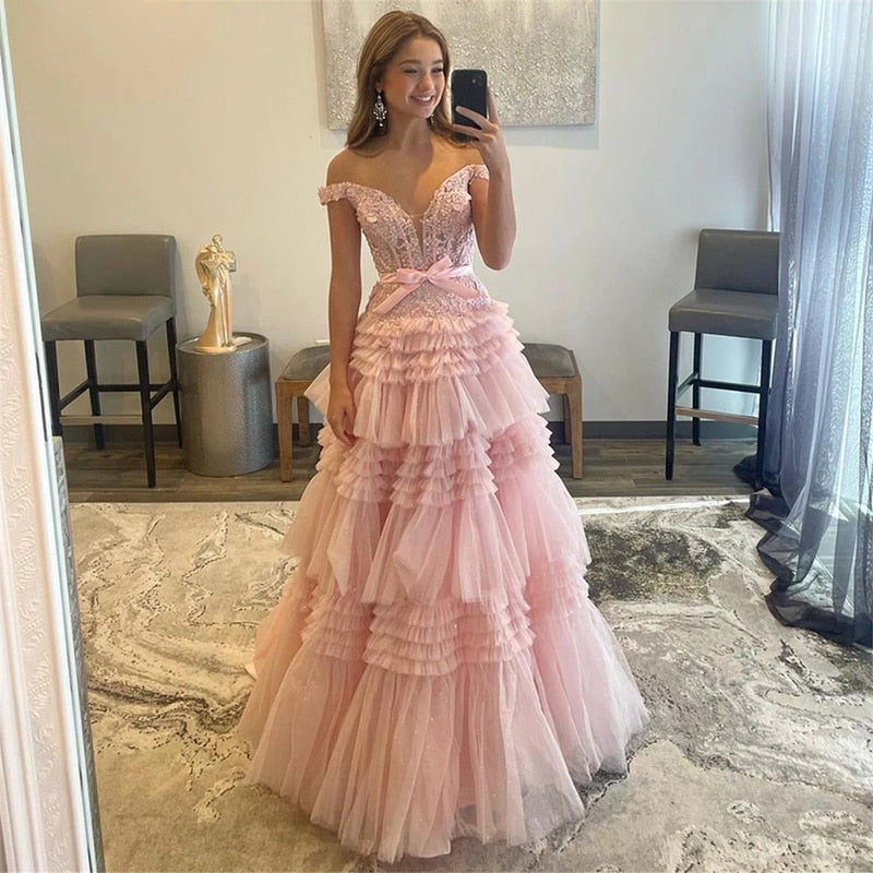 Upgrade your wardrobe with the Robe Brisa, a stunning prom dress in eye-catching pink. Its amazing design will make you stand out from the crowd and feel confident all night long. Made with the highest quality materials, this dress will ensure you look and feel your best.