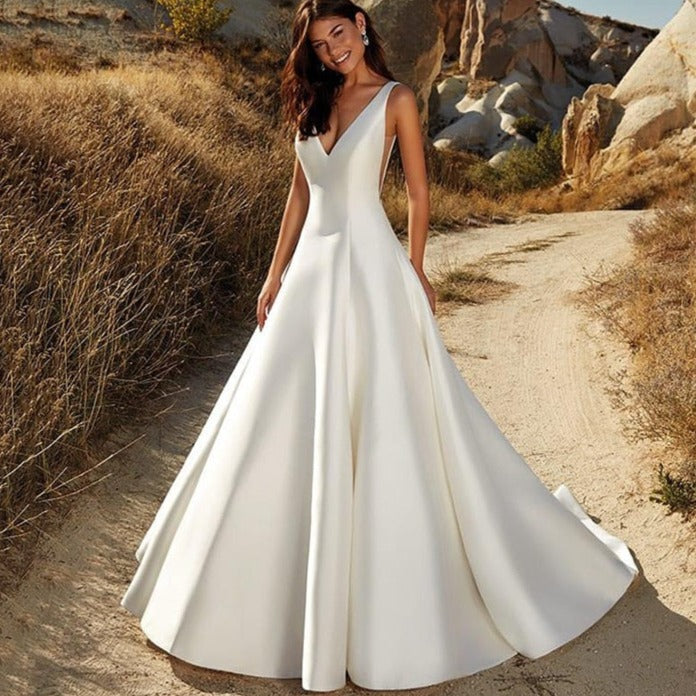 Elevate your bridal ensemble with the Robe Salem. This stunning vestido de novia combines a plunging V-neck design with luxurious satin fabric, creating a dreamy and elegant look. Perfect for your special day, this dress exudes sophistication and grace. Elevate your style with the Robe Salem.