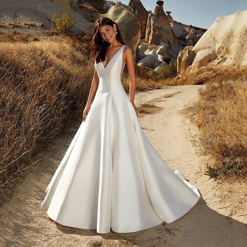 Elevate your bridal ensemble with the Robe Salem. This stunning vestido de novia combines a plunging V-neck design with luxurious satin fabric, creating a dreamy and elegant look. Perfect for your special day, this dress exudes sophistication and grace. Elevate your style with the Robe Salem.