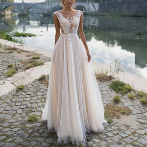 The Robe Briony is an elegant wedding dress that exudes sophistication and class. The beautifully crafted design will make any bride feel like a true princess on her special day. Made with high-quality materials and attention to detail, this dress is the perfect choice for a timeless and unforgettable wedding look.