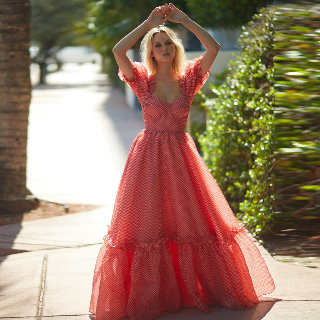 Introducing the Robe Selma - the perfect addition to your wardrobe! Crafted with a vibrant red checkered design, this dress features a square neckline, ruffled short sleeves, and a flowy maxi length. Perfect for any special occasion, your baby will be the star of the show in this dress.