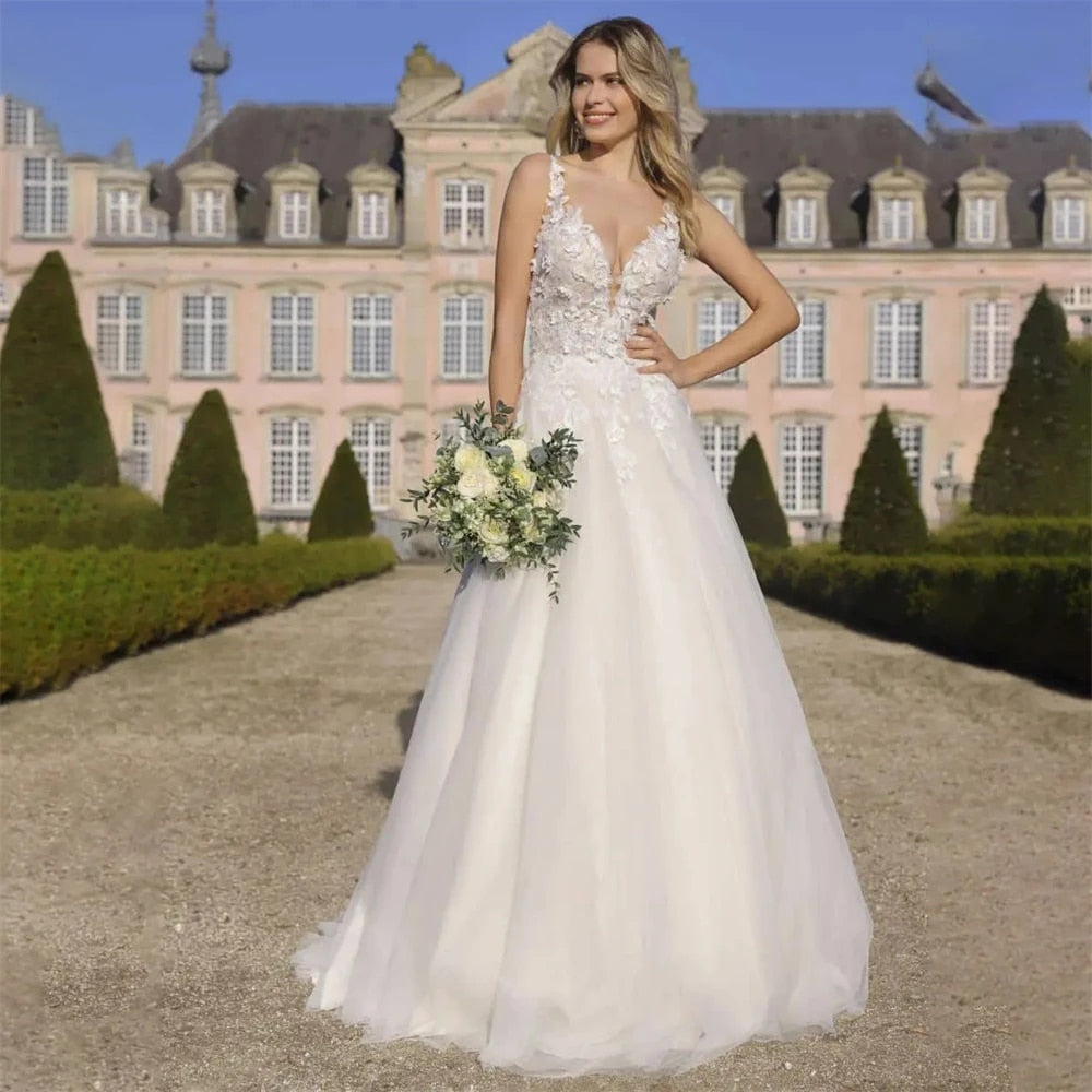 Elevate your wedding attire with Robe Kristin, an exquisite A-line dress fit for a princess. Its beautiful design evokes a fantasy in the form of a chic and elegant bridal gown. Indulge in the luxurious and graceful experience of being a mademoiselle with this classically designed piece.