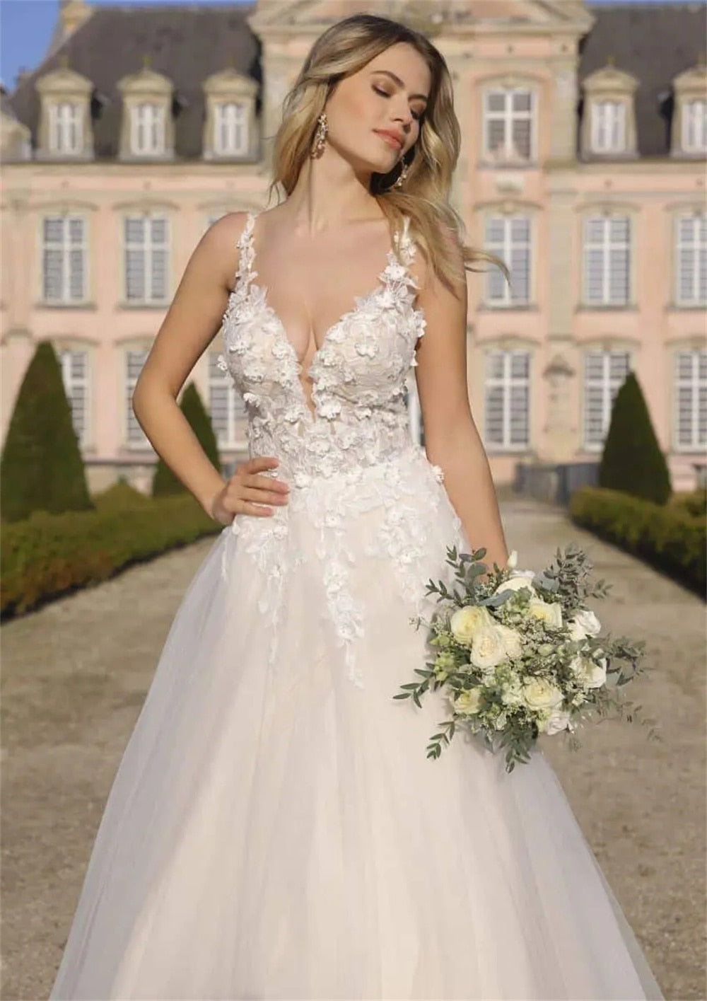 Elevate your wedding attire with Robe Kristin, an exquisite A-line dress fit for a princess. Its beautiful design evokes a fantasy in the form of a chic and elegant bridal gown. Indulge in the luxurious and graceful experience of being a mademoiselle with this classically designed piece.