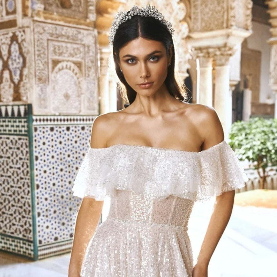 Discover true beauty and elegance in our Robe Nimue. Crafted with stunning, sparkling sequins and a heart-shaped neckline, this bohemian-inspired vestido de novia will make you feel like a goddess on your special day. Embrace luxury and sophistication with our sleeveless design and flowing silhouette.