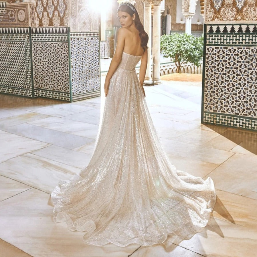 Discover true beauty and elegance in our Robe Nimue. Crafted with stunning, sparkling sequins and a heart-shaped neckline, this bohemian-inspired vestido de novia will make you feel like a goddess on your special day. Embrace luxury and sophistication with our sleeveless design and flowing silhouette.