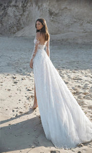 Experience the epitome of elegance with our Robe Rosinne. This stunning bridal beach gown exudes luxurious sophistication, making you feel like a true goddess on your special day. With its beautiful design and high-quality materials, this robe is sure to make you the center of attention as you walk down the aisle or stroll along the beach. Elevate your wedding experience with the Robe Rosinne.