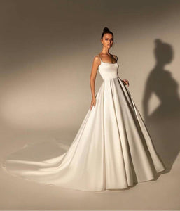 Introducing the Robe Belleza - the perfect addition to your special day. This elegant satin gown is designed for a timeless and classic look, making you feel like a true belleza (beauty). Whether it's for your wedding or any other special occasion, this robe will enhance your inner and outer beauty.