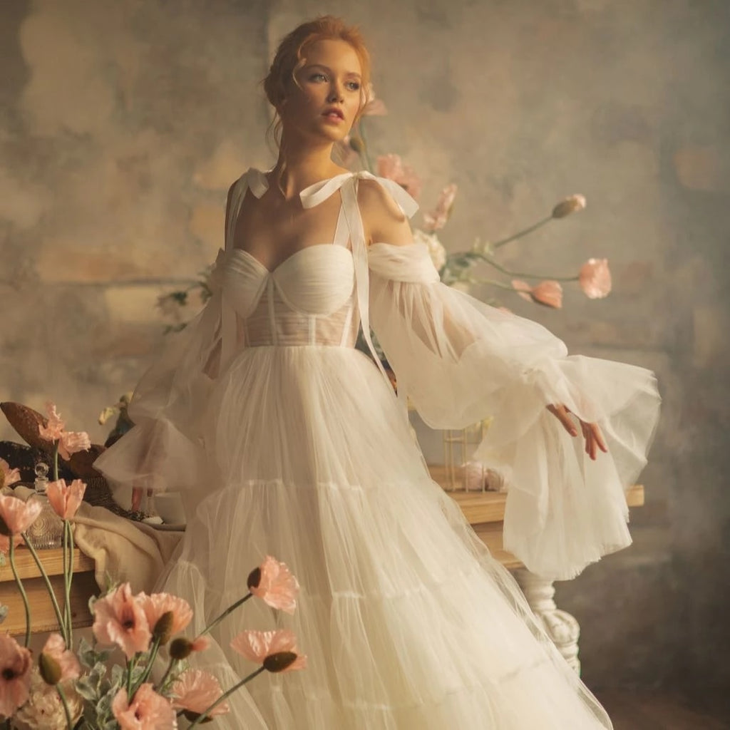 Robe Alula offers an elegant angelic dress with a detachable corset and bell sleeves. This exquisite piece is perfect for a special occasion photoshoot and a luxurious addition to any wardrobe.