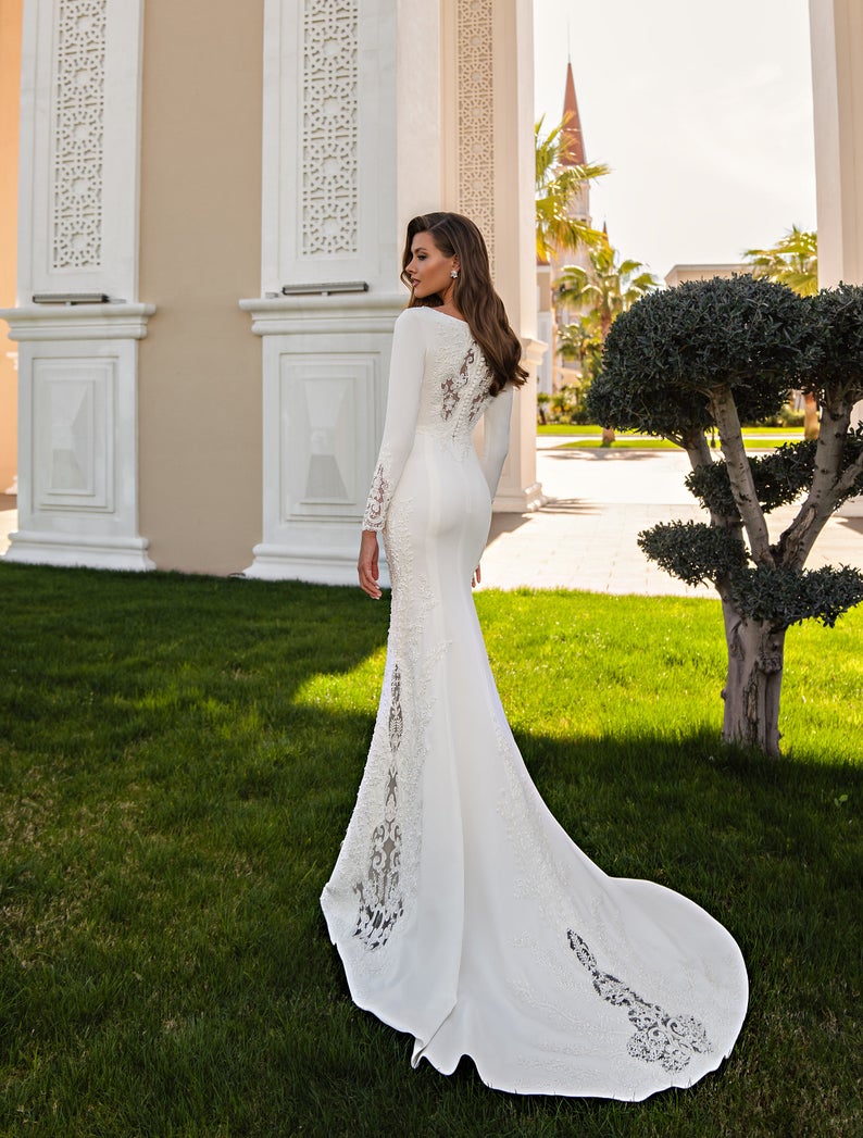 Look your best on your special day in the exquisite Robe Yvonny. Crafted from white bridal fabric, this dreamy mermaid wedding dress is designed with delicate details that will make you shine. Perfectly tailored for the perfect bride.